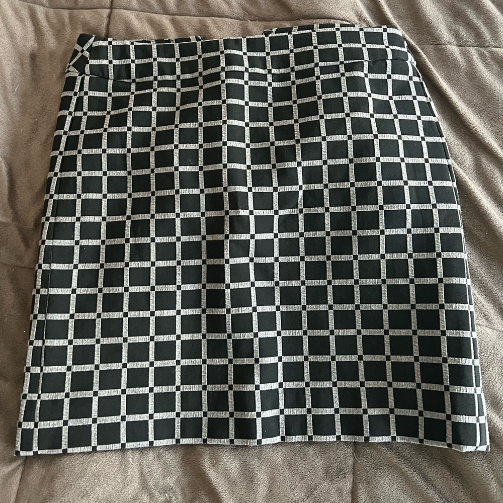 Loft Size 2 Petite Black Pattern Pencil Skirt
